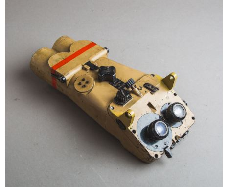 Flak-Fernglas "Rm.-F.12x60" der Luftwaffe (2. WK), sog. "Richtungsweiser-Fernrohr",gelbbraune Orig.-Lackierung, Herst.-bez. "