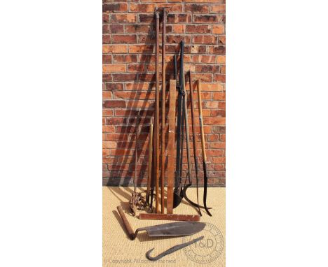 A selection of vintage hand tools, to include a patent fence post articulated shovel dated 22/3/23 (12)