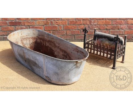 A vintage tin bath, 135cm wide, with a cast iron fire grate, 50cm wide (2)