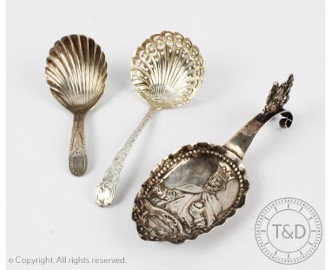 A silver Edward II commemorative caddy spoon, import mark for Chester 1903, 11cm long, a silver scalloped caddy spoon, 8.5cm 