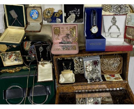 GOOD SELECTION OF VICTORIAN &amp; LATER JEWELLERY - pinchbeck brooch, bracelet, earrings, 9ct and other yellow metal earrings