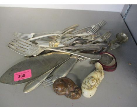 A mixed lot to include a small bronze of cats, silver plated cutlery and other items 