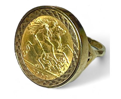An Edward VII 1907 half sovereign in a 9ct gold ring mount, size K. Gross approximate weight 9.7 grams.