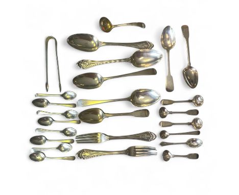 Assorted silver flatware, comprising an Irish silver fiddle pattern table spoon, stamped mark for STEWART, Dublin, 1828, four