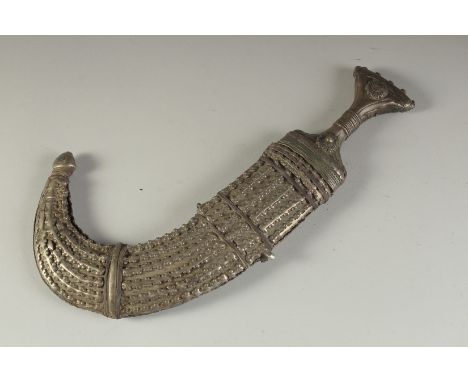 A FINE 19TH CENTURY ARAB YEMINI JAMBIYA DAGGER.