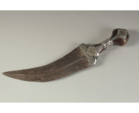 A FINE 19TH CENTURY ARAB JAMBIYA DAGGER, with silver mounted horn handle.