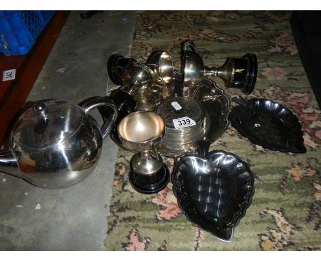 A shelf of assorted plated ware.