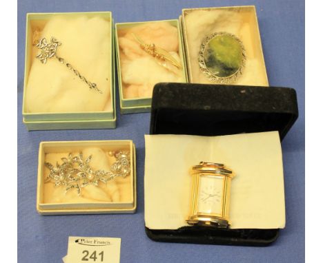 Bag of assorted costume jewellery to include: bar brooches; cruciform design; leaf design; flower head design and modern mini