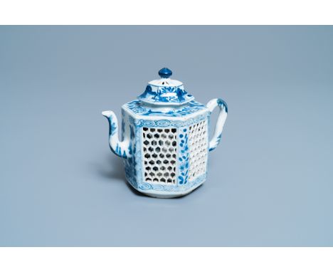 Full title:  A Chinese blue and white reticulated double-walled teapot and cover, KangxiDescription: L.: 16,5 cm - H.: 14 cmP