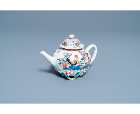 Full title:  A Chinese famille rose teapot and cover with roosters, YongzhengDescription: L.: 18 cm - H.: 11 cmPlease contact