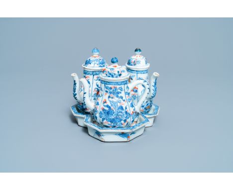 Full title:  Three Chinese Imari-style covered jugs on stand, KangxiDescription: L.: 16 cm (the stand)H.: 13,5 cm - L.: 12,5 