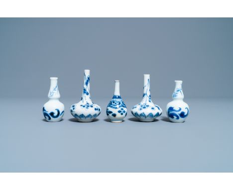 Full title:  Five Chinese blue and white miniature vases, KangxiDescription: H.: 8,5 cm (the tallest)Please contact us to let