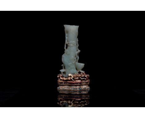 Full title:  A Chinese jade vase on reticulated stand, QingDescription: H.: 17,5 cm (incl. stand)H.: 14,5 cm (the jade)Ê Weig