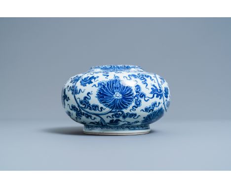 Full title:  A Chinese blue and white lotus scroll vase, Xuande mark, KangxiDescription: Dia.: 23,5 cm - H.: 14 cmPlease cont