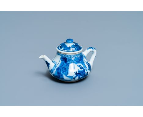 Full title:  A small Chinese blue and white teapot and cover, KangxiDescription: L.: 9,5 cm - H.: 6 cmPlease contact us to le