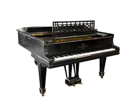 Steinway & Sons Flügel. H. 98 cm. Ca. 170 x 150 cm. - Bezeichnet: "STEINWAY & SONSMAKERS", "EBONIZED 16 32 60", "G.U.S. PAT.O