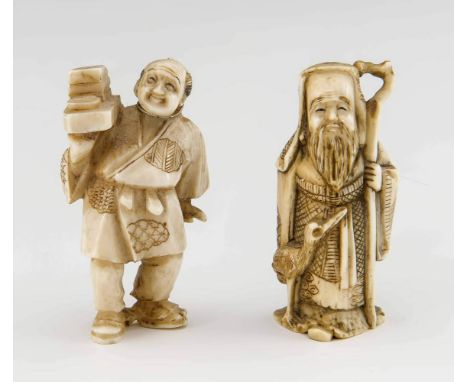 Zwei Netsuke. Japan, 19./20. Jh. Elfenbein. H. ca. 5,5 cm. - Vollplastische DarstellungVerkäufer und Mönch. Verkäufer auf der