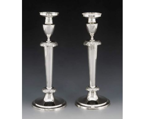 Paar Frankfurter Leuchter, um 1800. Silber. Meister Johann Martin Schott, F/M, (1786 -1822), Geschworener 1819. 456 g. H. 29 