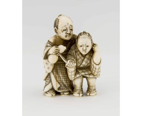 Netsuke. Japan, um 1900/Anf. 20. Jh. H. 4,5 cm. - Vollplastische Darstellung von Vater undSohn. Auf der Unterseite bezeichnet