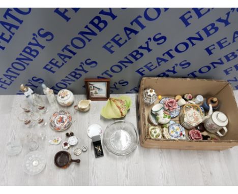 MIXED BOX OF CERAMICS AND GLASSWARE INCLUDING SADLER OLD MILL MILK JUG, SADLER GINGER JAR, VALENCIE LADY FIGURE AND A CARLTON