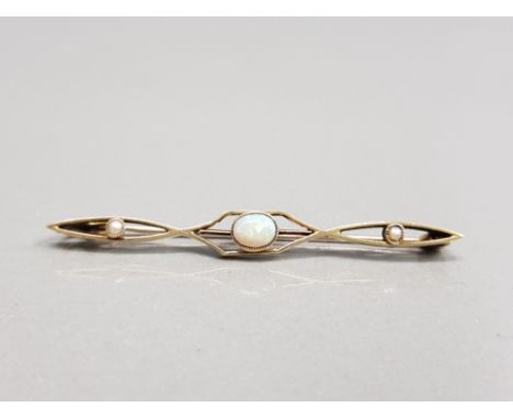 15CT YELLOW GOLD OPAL BROOCH SET WITH A SINGLE OPAL WITH TWO SMALL PEARLS 2.8G GROSS