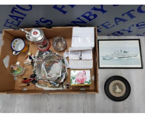 BOX OF MIXED ITEMS INCLUDES ARSENAL FC STEIN COLLECTION, BURNS HAND CRAFTED CRYSTAL GLASS, W.M WIDDOP TRACTOR CLOCK AND 2 FRA