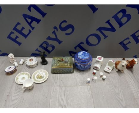 COLLECTION OF POTTERY ITEMS INCLUDING A SMALL HEXAGONAL RINGTONS CADDY, WADE IRISH PORCELAIN CIGARETTE BOX OF HUNTING SCENE A