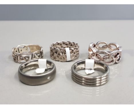 3 STERLING SILVER RINGS TOGETHER WITH 2 TITANIUM RINGS