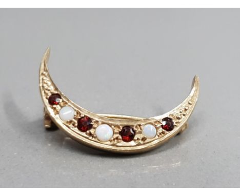 9CT YELLOW GOLD GARNET AND OPAL 1/2 MOON BROOCH FEATURING 4 GARNET STONES SET WITH A OPAL INBETWEEN 3G