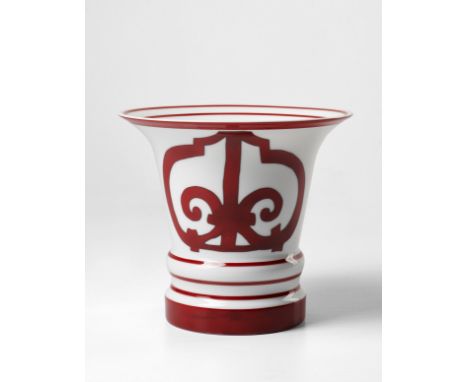 HERMES Paris. Vase cornet 'Balcon du Guadalquivir'.En porcelaine blanche et rouge.Condition d'état: AFootnotes:A porcelain va