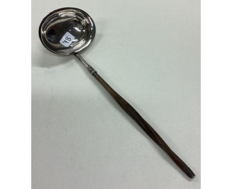 A Georgian silver toddy ladle. Marked to inside of bowl. Approx. 10 grams. Est. £30 - £40.