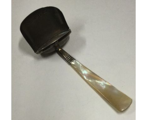 A Georgian silver and MOP caddy scoop. London. By JW. Approx. 9 grams. Est. £20 - £30.