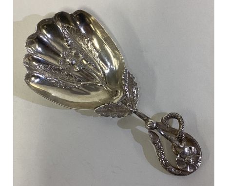 A rare naturalistic Victorian silver caddy spoon with grapevine decoration. Birmingham 1899. Approx. 11 grams. Est. £100 - £1