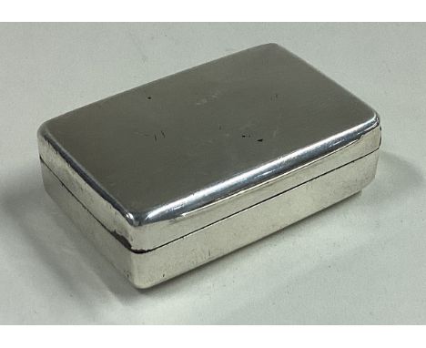 A good plain silver snuff box with gilt interior. London. Approx. 59 grams. Est. £50 - £80.