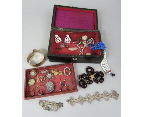 Collection of antique costume jewellery to include a 9ct bar brooch, white metal locket with gold inlay depicting a vase of f