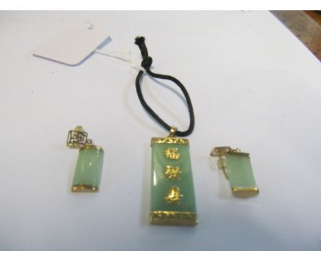 A gold and jade pendant and earrings set