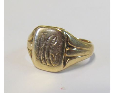 A 9ct gold signet ring, 5.5g size Q/R