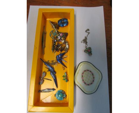 A pretty enamel floral pendant and other enamel jewellery