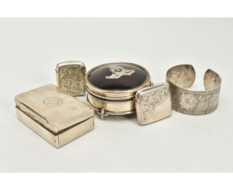 A SELECTION OF ITEMS, to include a silver and tortoiseshell trinket box of circular design, with an inlayed silver emblem to 