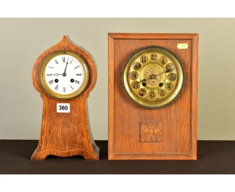 AN EARLY 20TH CENTURY OAK AND SATINWOOD STRUNG MANTEL CLOCK, the Art Nouveau arch shaped case with enamel dial, Roman numeral