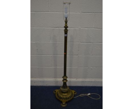 AN EARLY 20TH CENTURY BRASS COLUMN TELESCOPIC STANDARD LAMP, maximum height to fitting 195cm x minimum height 125cm
