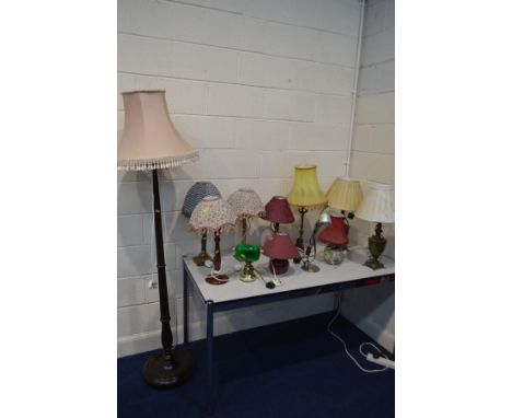 A QUANTITY OF VARIOUS TABLE LAMPS, to include a pair of Greek style lamps, two various brass column lamps, chinoiserie lamp, 