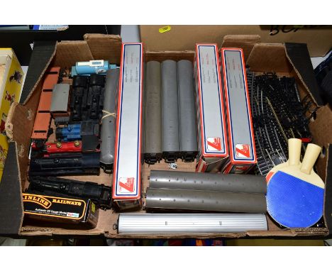 A QUANTITY OF BOXED AND UNBOXED OO GAUGE MODEL RAILWAY ITEMS, to include boxed Lima class 52 Western locomotive 'Western Glad
