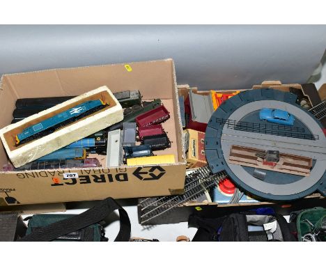A QUANTITY OF UNBOXED AND ASSORTED OO GAUGE MODEL RAILWAY ITEMS, to include Hornby Dublo class 8F locomotive, No. 48073, B.R.