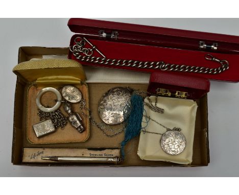 A SELECTION OF ITEMS, to include a silver Albert chain fitted with a lobster claw clasp and T-bar, stamped sterling, length 2