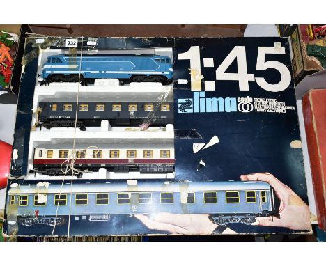 A BOXED LIMA O GAUGE TRAIN SET, No.0120 CP, comprising S.N.C.F. BB class locomotive No.67001, blue livery with white flash an
