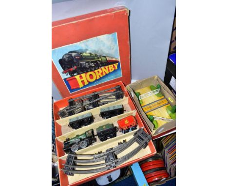 A BOXED HORNBY 0 GAUGE CLOCKWORK GOODS SET, No 20, comprising No 20 locomotive, No 60985, B.R. green livery, playworn conditi