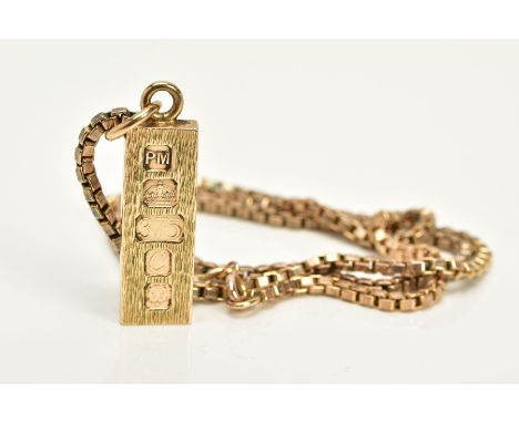 A 9CT GOLD INGOT AND CHAIN, the textured front ingot pendant, hallmarked 9ct gold London 1977, length 38.6mm, suspended from 