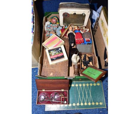 A QUANTITY OF VINTAGE GAMES AND OTHER COLLECTIBLES, to include 'Reversi', E.Mortimer 'Patience', chess and draughts, assorted