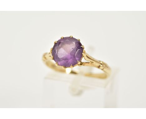 AN AMETHYST RING, designed with a claw set, circular cut amethyst, to the trifurcated shoulders and a plain polished band, st